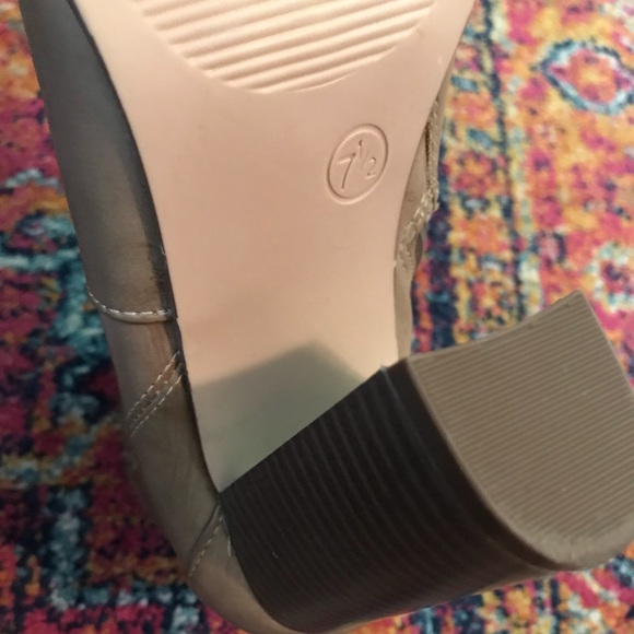 Tan leather booties - Picture 3 of 3